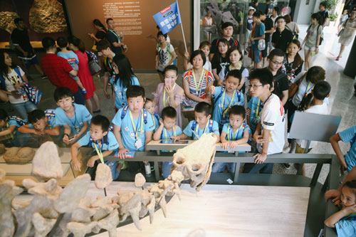 (原上海自然博物館展教服務(wù)處優(yōu)秀講解員宋曉彬老師為孩子們講解知識(shí))