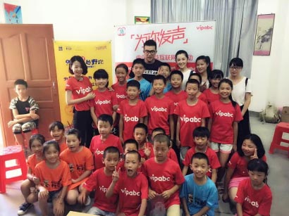 vipabc攜石安妮、李岷城赴山區 推廣為你發聲在線支教平臺